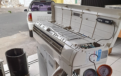 Equipamentos de ar-condicionado split alinhados em bancada para reparo e manutenção corretiva em oficina técnica da DAPS Climatização em Campinas.