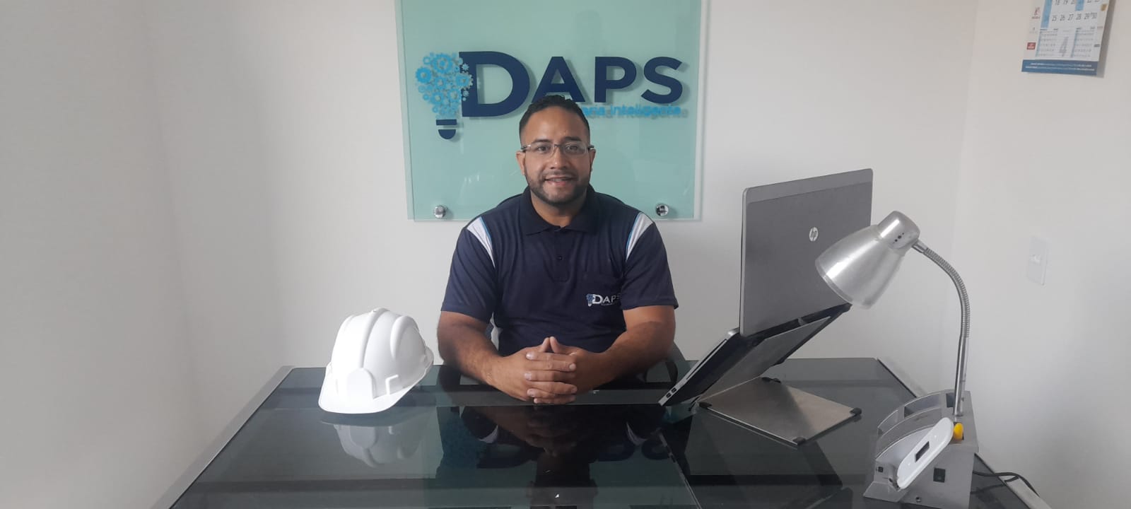 Imagem do escritório interno da DAPS Climatização em Campinas, foto do engenheiro e proprietário Diego Aparecido Paixão da Silva.