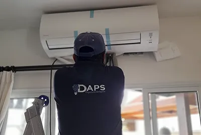 Técnico da DAPS Climatização realizando instalação de ar-condicionado split em ambiente interno em Campinas, com a unidade condensadora posicionada acima.