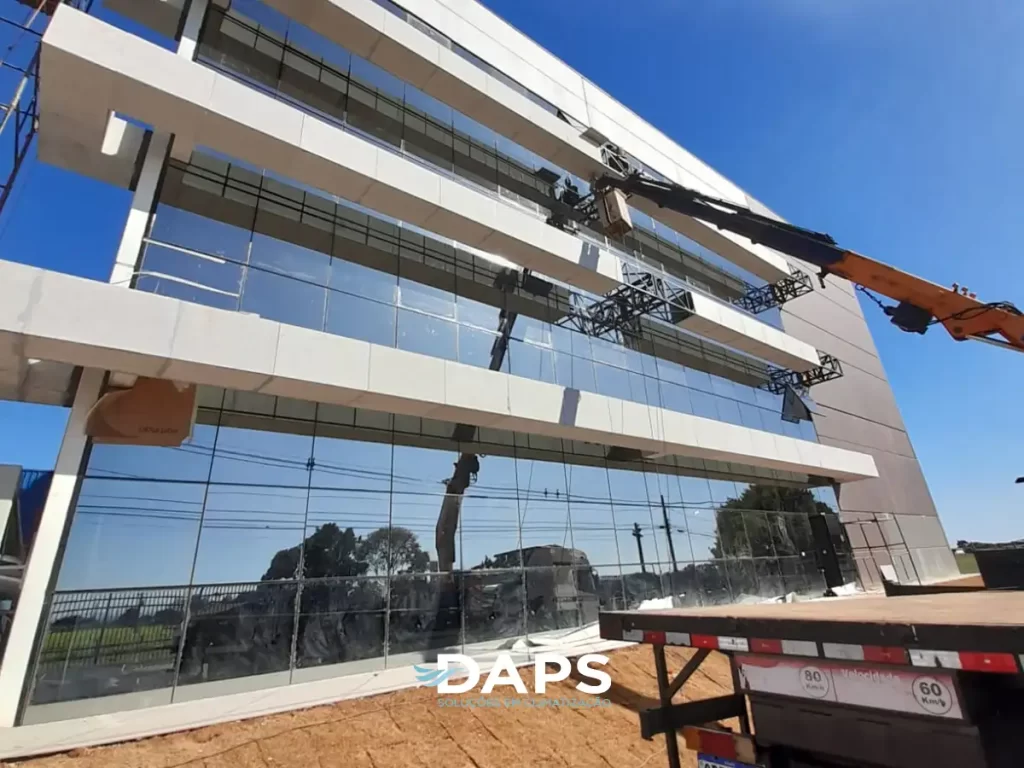 Edifício moderno com fachada em vidro e estrutura de concreto, mostrando instalação de ar-condicionado na fachada com unidades externas acopladas, céu azul de fundo em Campinas.