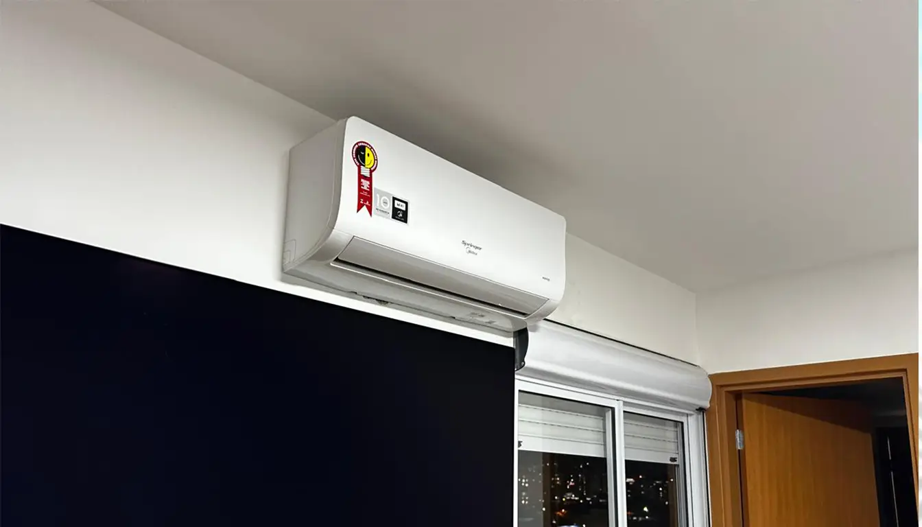 Ar-condicionado tipo split inverter instalado em ambiente residencial, com certificação Procel de economia de energia, demonstrando consumo calculado e eficiência energética comprovada.