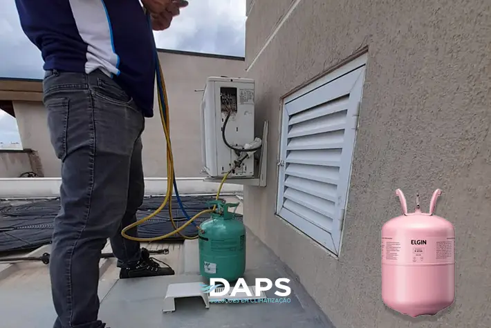 Técnico DAPS realizando carga de gás refrigerante em ar-condicionado, mostrando cilindro de refrigerante Elgin rosa, estrutura externa e parede de edifício em Campinas.