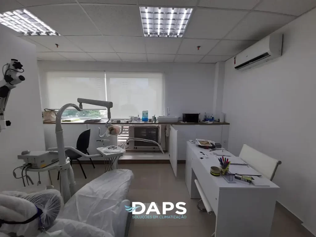 Consultório ou clínica odontológica climatizada em Campinas com ar-condicionado split instalado na parede, iluminação LED profissional, cadeira odontológica, ambiente higiênico e confortável.