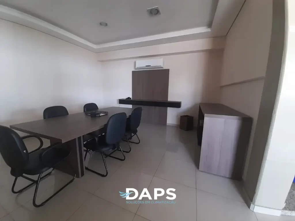 Sala de escritório em Campinas com ar-condicionado instalado no teto, mobiliário corporativo com mesa e cadeiras, ambiente climatizado profissional e bem iluminado.
