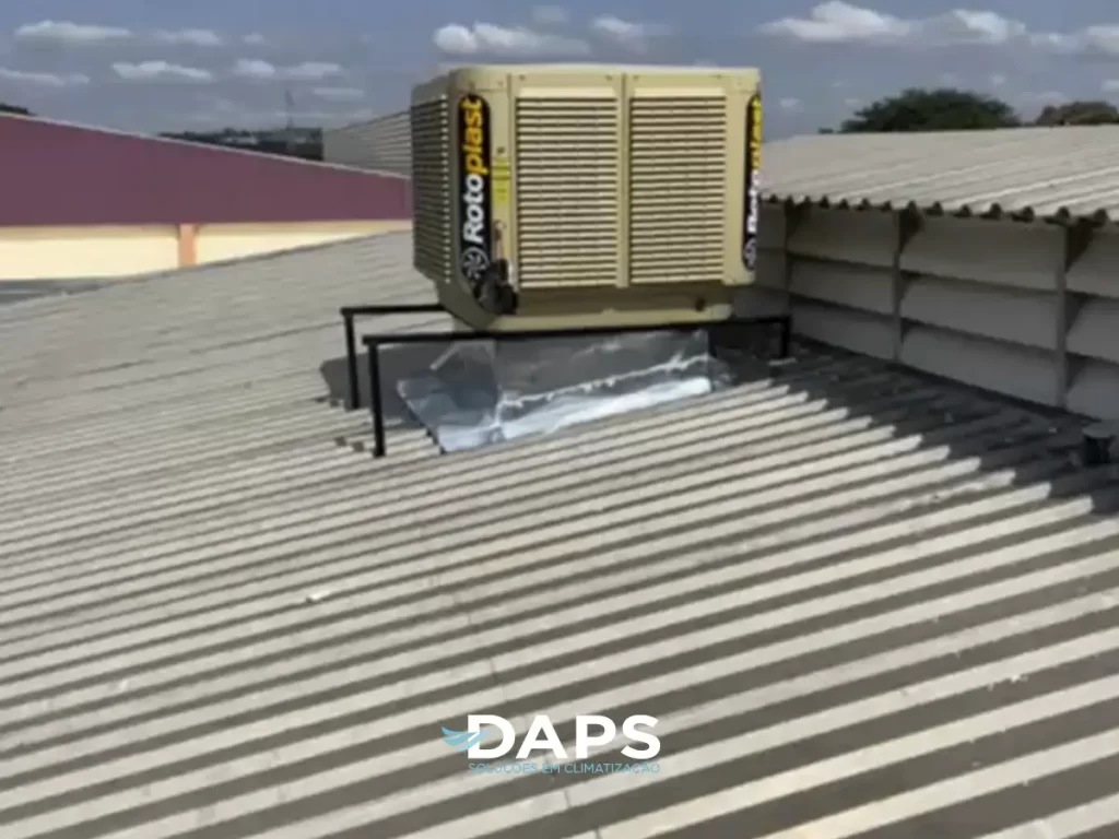 Sistema de ar-condicionado evaporativo tipo "resfriador de ar" instalado em cobertura metálica de indústria em Campinas, demonstrando climatização em larga escala para ambientes industriais.