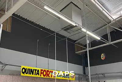 Climatizador evaporativo DAPS instalado no teto de supermercado em Campinas com dutos aparentes