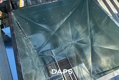 Duto metálico interno de climatizador evaporativo DAPS instalado em cobertura de comércio em Campinas