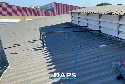 Estrutura metálica DAPS instalada no telhado para receber climatizador evaporativo em Campinas