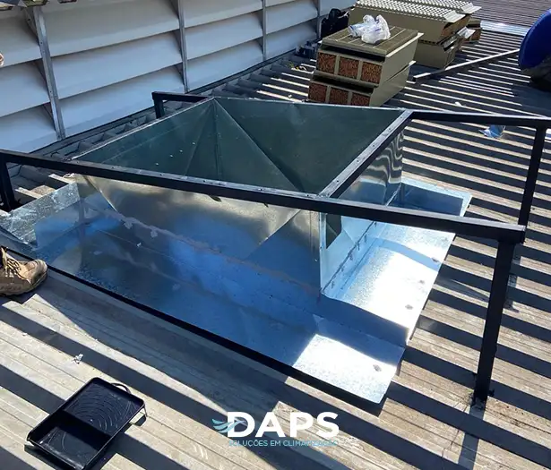 Base metálica de climatizador evaporativo DAPS instalada em telhado de supermercado em Campinas