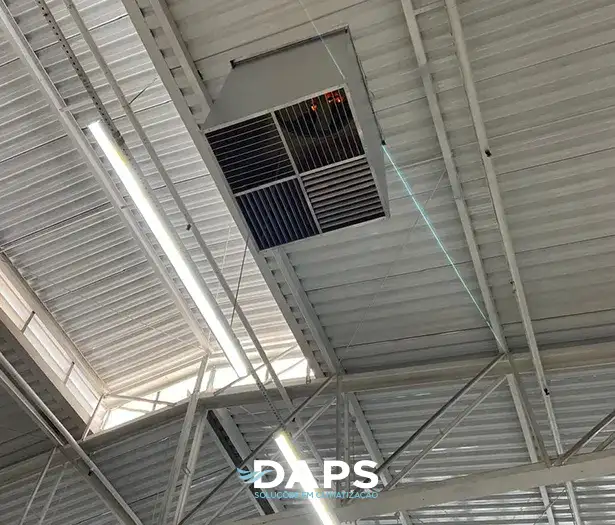 Climatizador evaporativo de teto DAPS instalado em galpão com estrutura metálica em Campinas