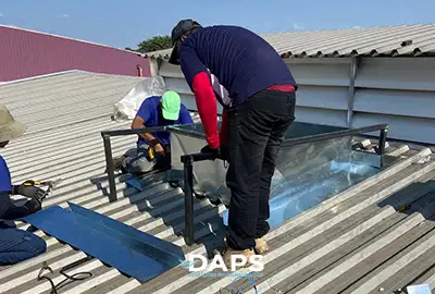 Equipe DAPS instalando climatizador evaporativo industrial em telhado de galpão em Campinas