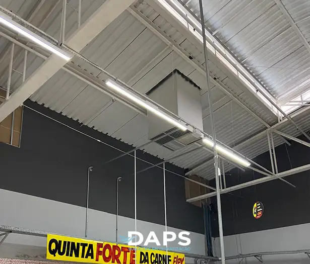 Climatizador evaporativo DAPS instalado no teto de supermercado em Campinas