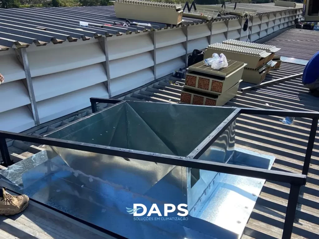 Cobertura metálica de edifício em Campinas mostrando estrutura de instalação de ar-condicionado, dutos e componentes de climatização posicionados estrategicamente em cobertura industrial.