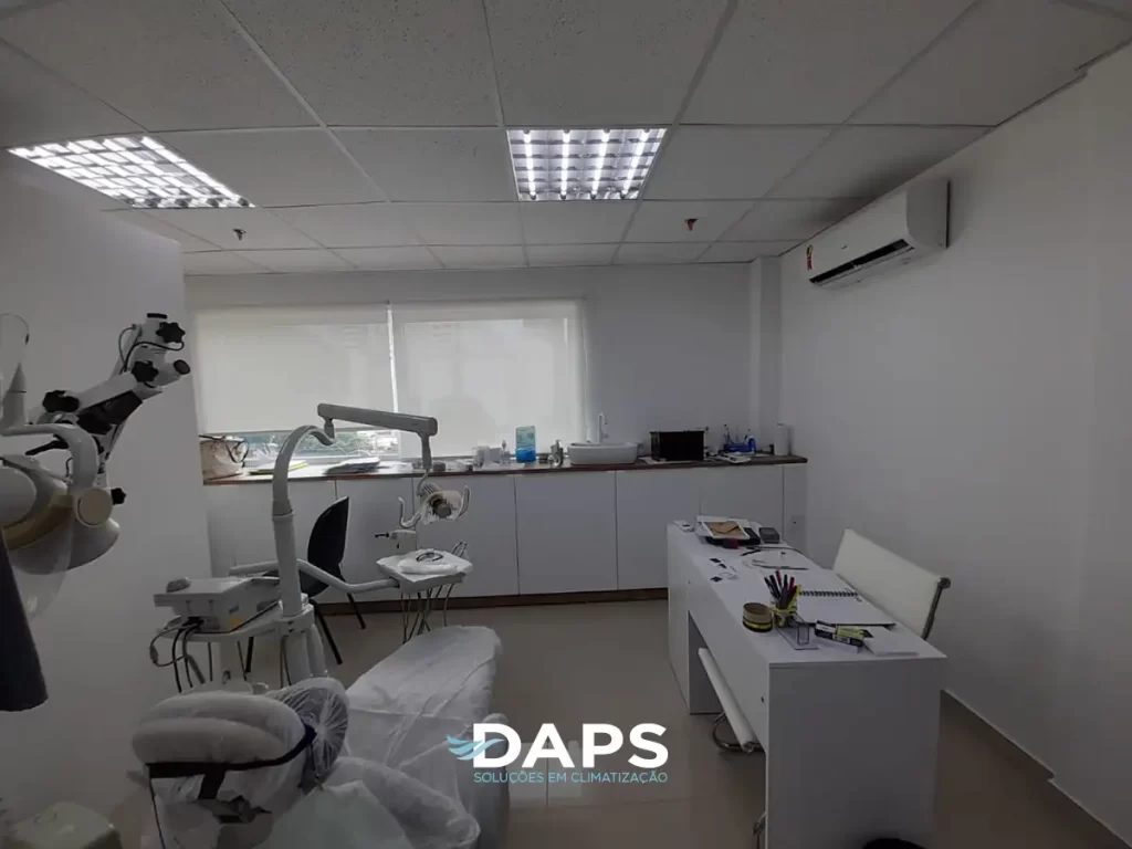 Consultório odontológico ou clínica médica em Campinas com ar-condicionado instalado em parede, equipamentos profissionais, iluminação LED adequada, ambiente climatizado e higiênico.