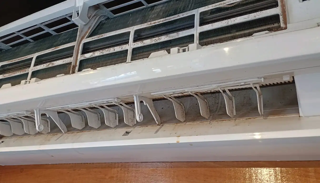 Evaporadora de ar condicionado split suja antes da limpeza em Campinas