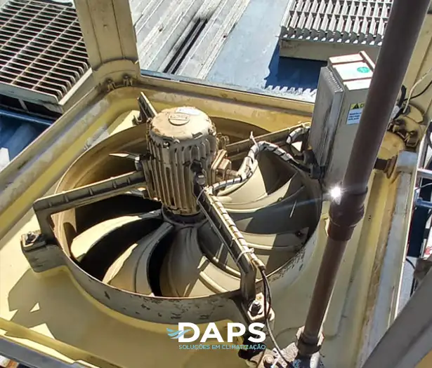 Interior de climatizador evaporativo DAPS mostrando ventilador, motor e componentes internos do sistema