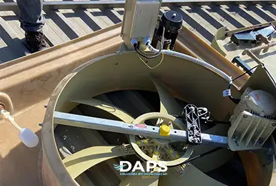 Limpeza e higienização interna de climatizador de teto DAPS mostrando ventilador e componentes sendo higienizados