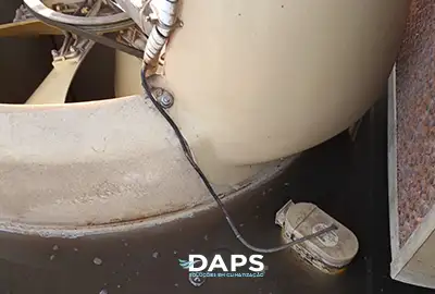 Drenagem de água suja do reservatório de climatizador evaporativo DAPS durante processo de limpeza