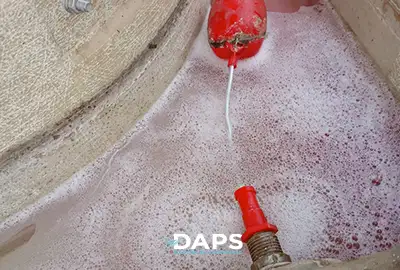 Manutenção preventiva de climatizador de teto DAPS com drenagem de água escura do reservatório usando válvula