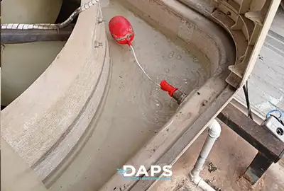 Lavagem do reservatório de climatizador evaporativo DAPS com água limpa após remoção de sujeira e lodo