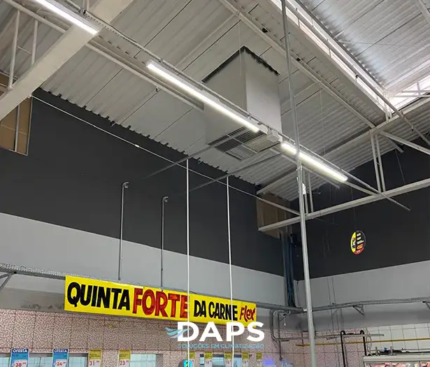 Climatizador evaporativo de teto DAPS em funcionamento no interior de supermercado em Campinas