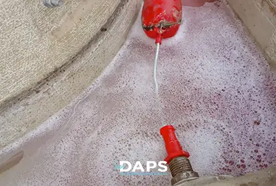 Reservatório de climatizador evaporativo DAPS em Campinas com água sanitizante durante processo de limpeza e higienização