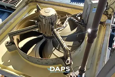 Interior de climatizador evaporativo industrial DAPS em manutenção, mostrando ventilador e motor limpos