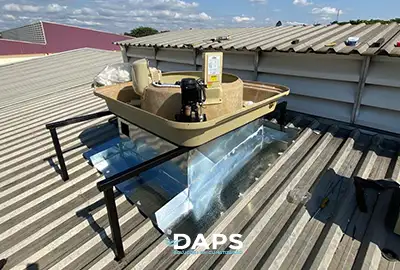 Climatizador evaporativo DAPS aberto em telhado para revisão hidráulica e elétrica em Campinas