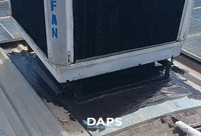 Climatizador evaporativo DAPS instalado em telhado após manutenção preventiva com vedação na base