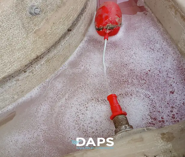 Manutenção preventiva de climatizador de teto DAPS com drenagem de água escura do reservatório usando válvula