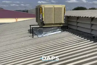 Climatizador evaporativo DAPS instalado em telhado após manutenção preventiva PMOC em Campinas