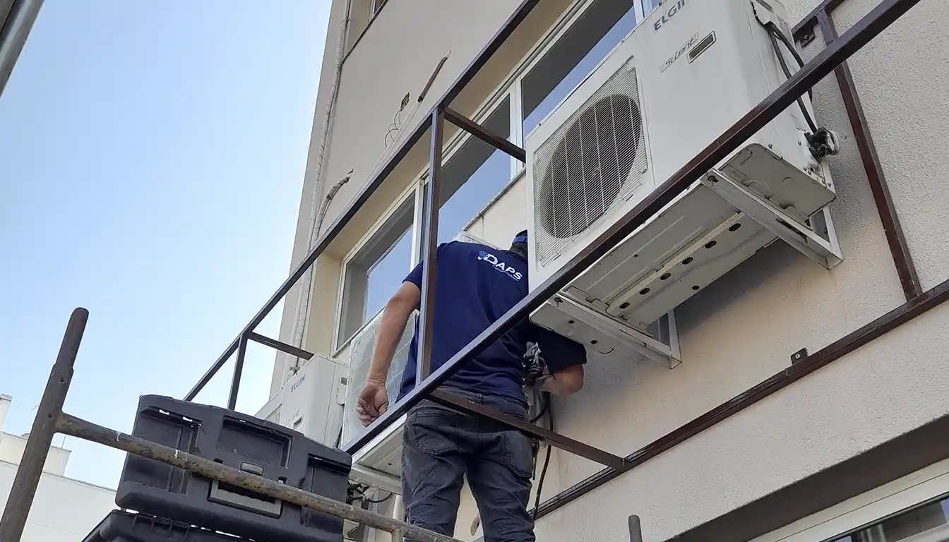 Técnico DAPS Climatização realizando manutenção preventiva em ar condicionado split em Campinas