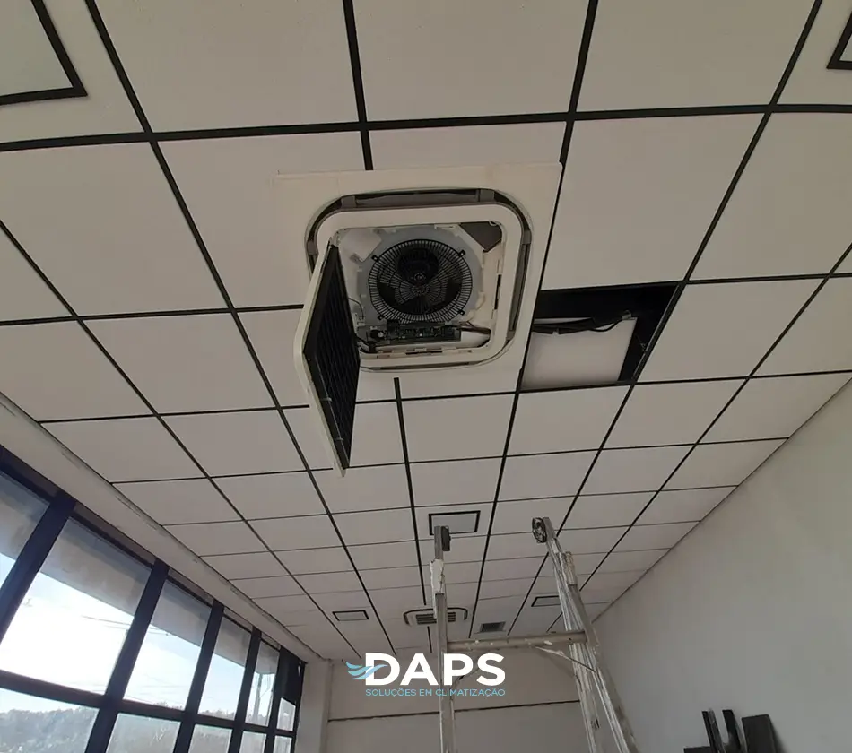 Instalação profissional de ar condicionado cassete teto em comércio no Taquaral, Campinas - técnico DAPS com equipamento CREA-SP homologado.