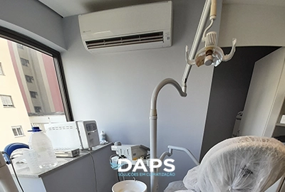 Ar condicionado split inverter instalado profissionalmente no Centro de Campinas com engenheiro CREA-SP, vácuo 150 microns e garantia em mão de obra.