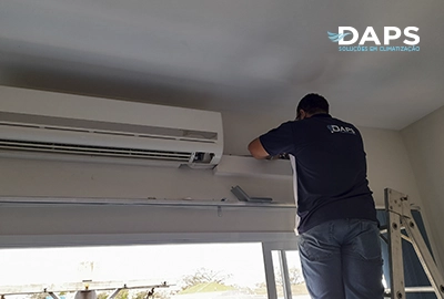 Instalação profissional de ar condicionado split em parede no Taquaral, Campinas - evaporadora interna parietal com tubulação protegida, vácuo profundo 150 microns, projeto CREA-SP e garantia DAPS.