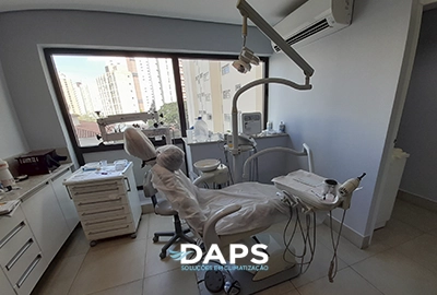 Interior de consultório/clínica no Centro de Campinas com sala profissional que requer instalação de ar condicionado com conformidade PMOC Lei 13.589 e engenheiro CREA-SP.